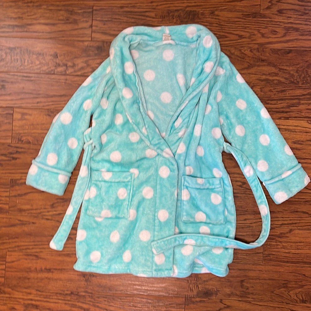 Win robe. One size. Approximately 36” from shoulder.Thick collar, big pockets.